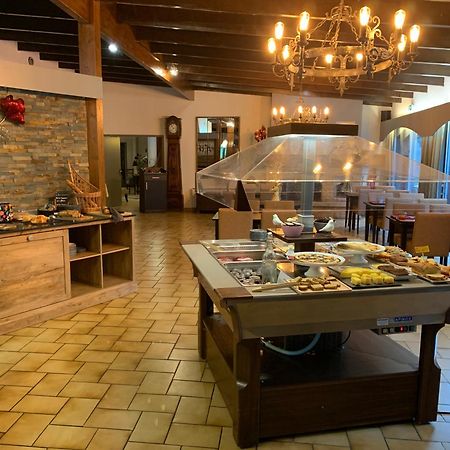 Logis Hotel Le Lac Амбрюн Екстериор снимка