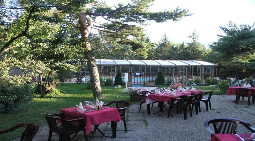 Logis Hotel Le Lac Амбрюн Екстериор снимка