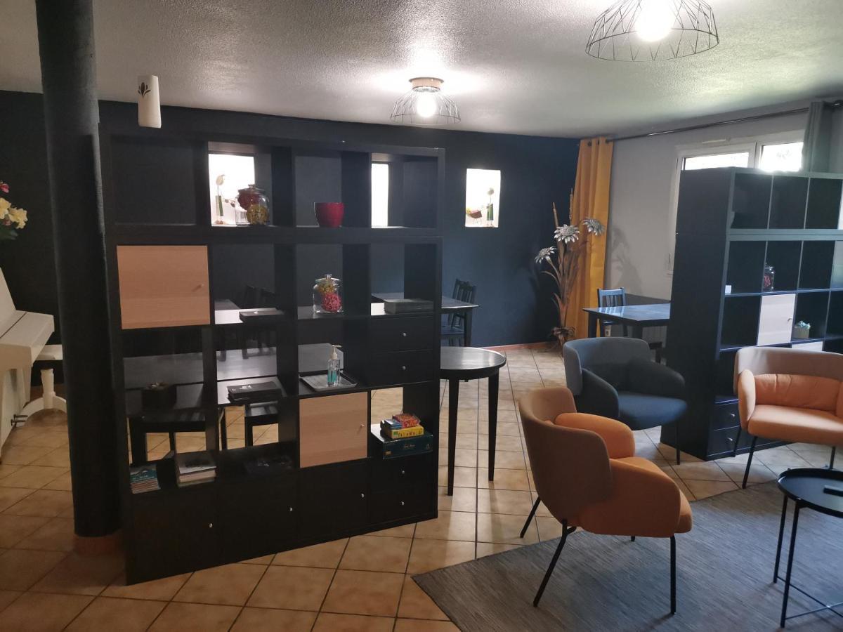 Logis Hotel Le Lac Амбрюн Екстериор снимка