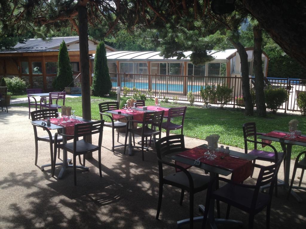 Logis Hotel Le Lac Амбрюн Екстериор снимка