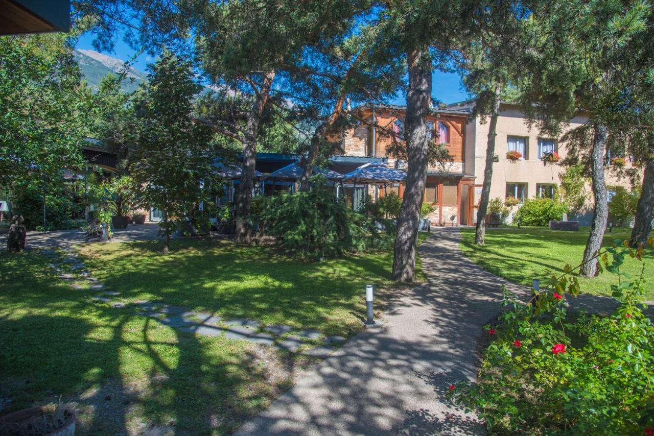 Logis Hotel Le Lac Амбрюн Екстериор снимка