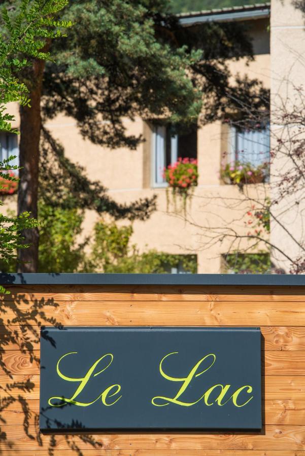 Logis Hotel Le Lac Амбрюн Екстериор снимка