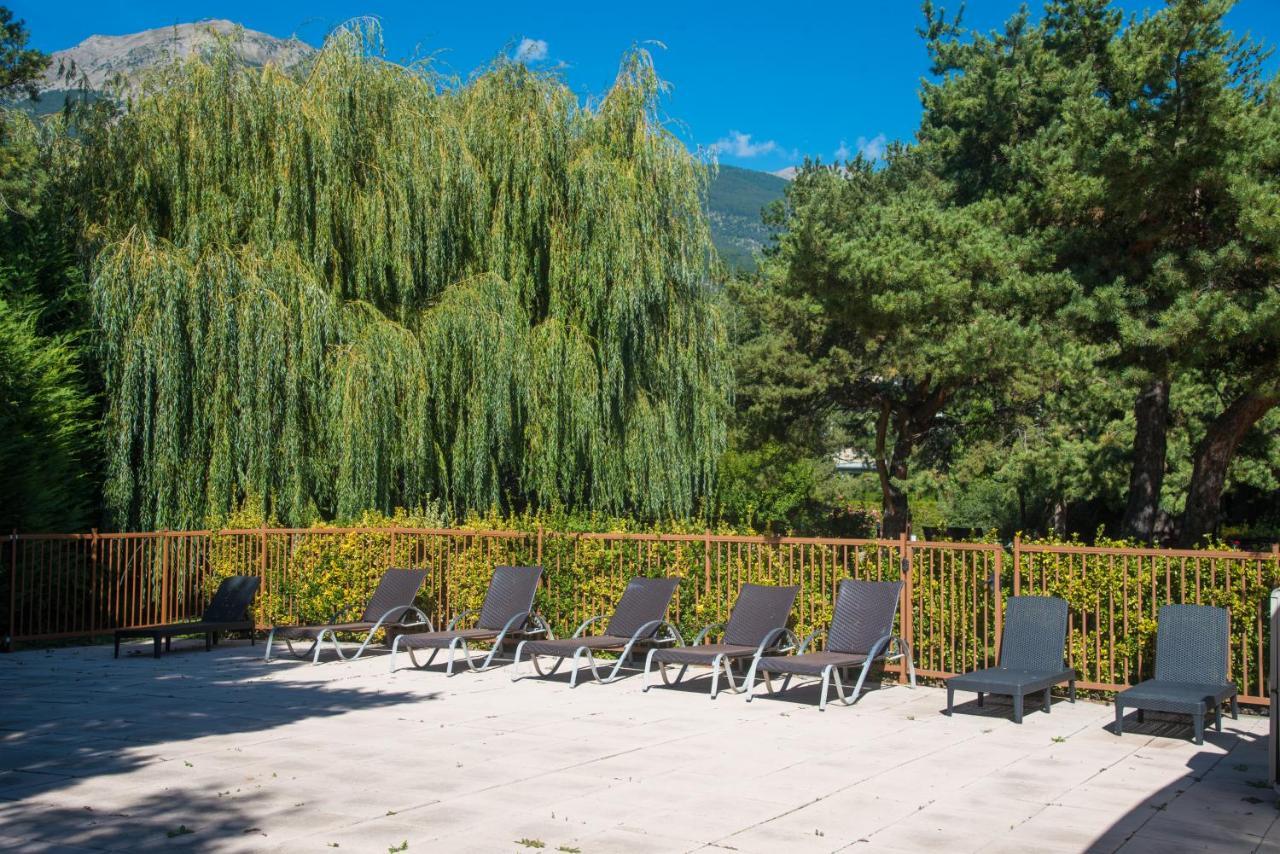 Logis Hotel Le Lac Амбрюн Екстериор снимка
