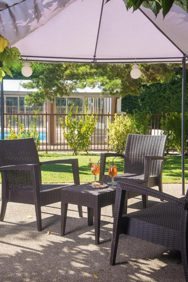 Logis Hotel Le Lac Амбрюн Екстериор снимка