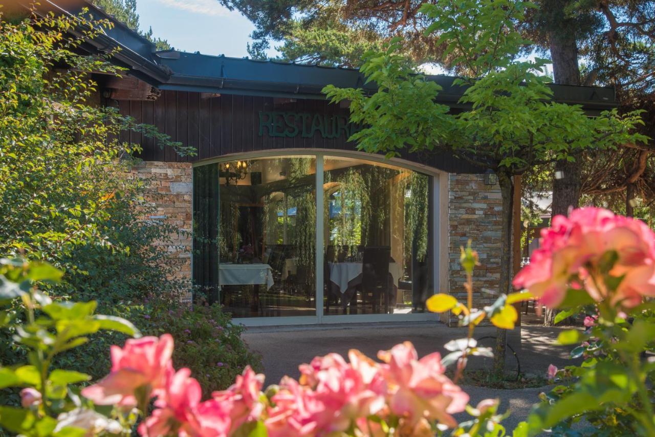 Logis Hotel Le Lac Амбрюн Екстериор снимка