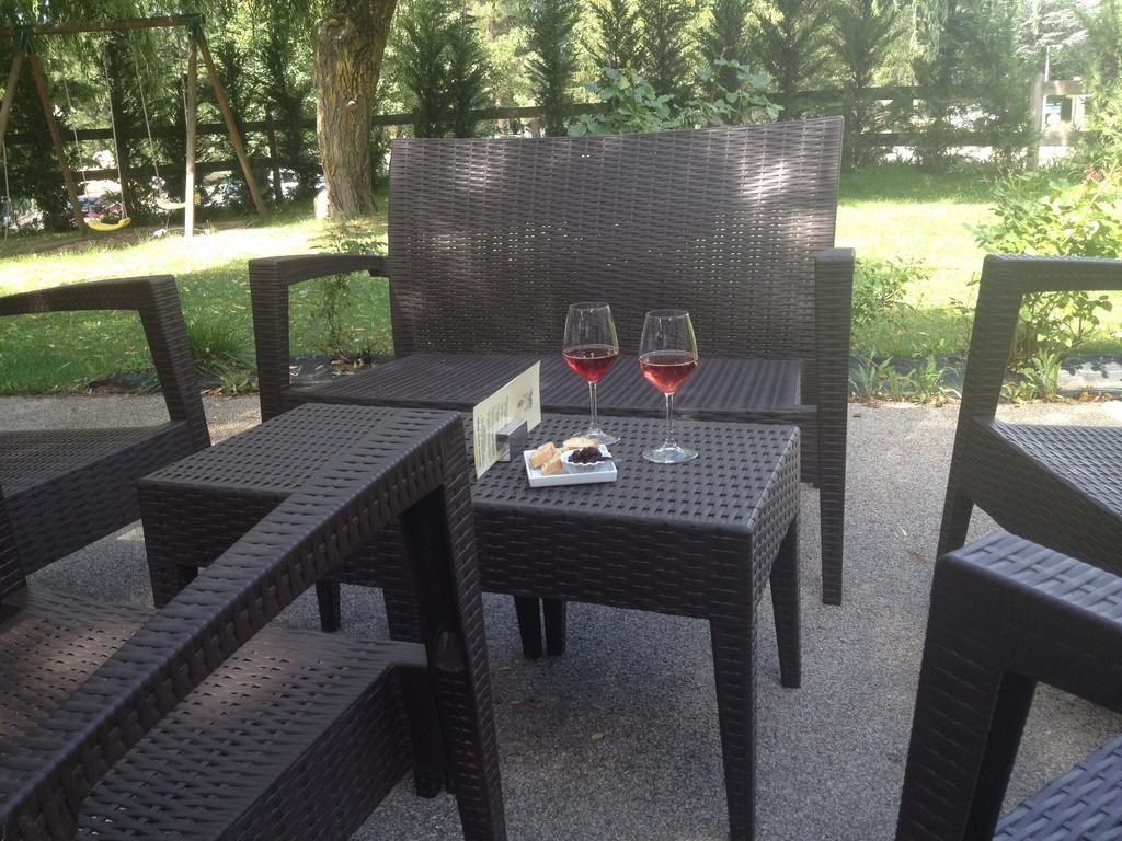 Logis Hotel Le Lac Амбрюн Екстериор снимка