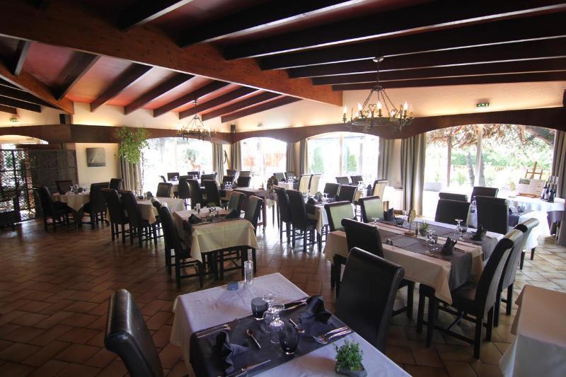 Logis Hotel Le Lac Амбрюн Екстериор снимка