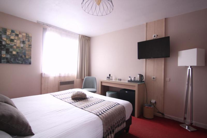 Logis Hotel Le Lac Амбрюн Екстериор снимка