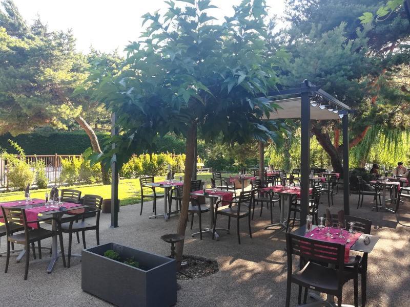 Logis Hotel Le Lac Амбрюн Екстериор снимка