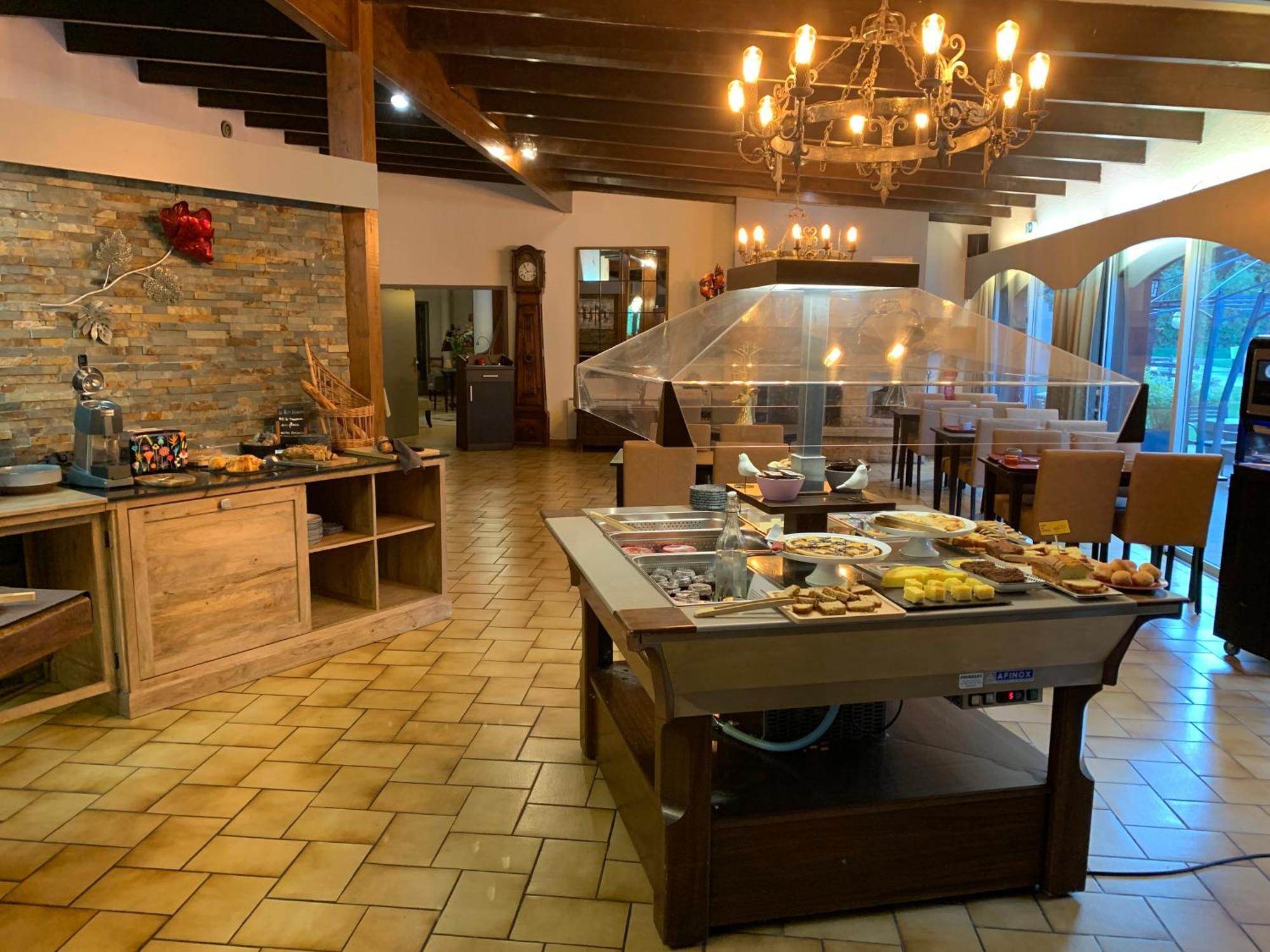 Logis Hotel Le Lac Амбрюн Екстериор снимка