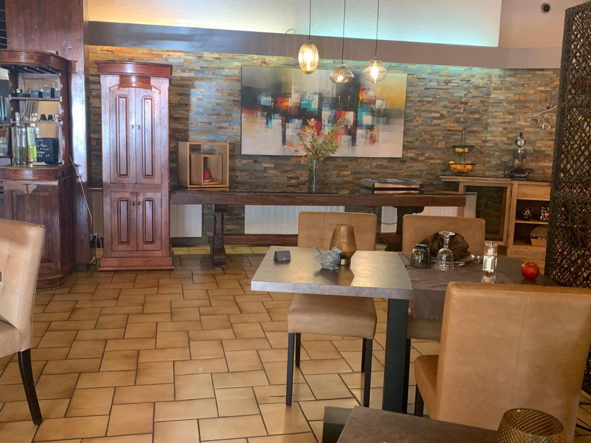 Logis Hotel Le Lac Амбрюн Екстериор снимка