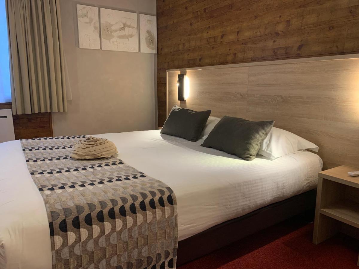 Logis Hotel Le Lac Амбрюн Екстериор снимка