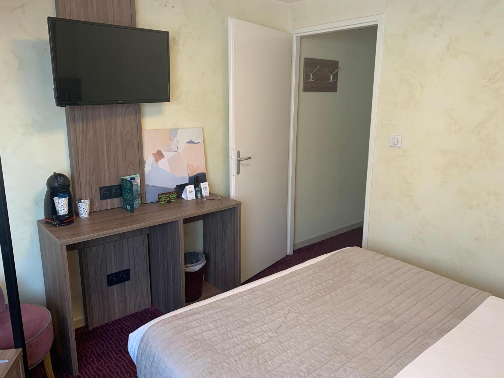 Logis Hotel Le Lac Амбрюн Екстериор снимка
