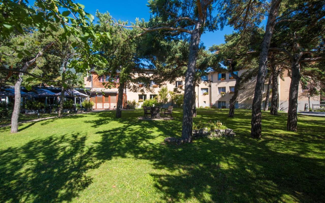 Logis Hotel Le Lac Амбрюн Екстериор снимка