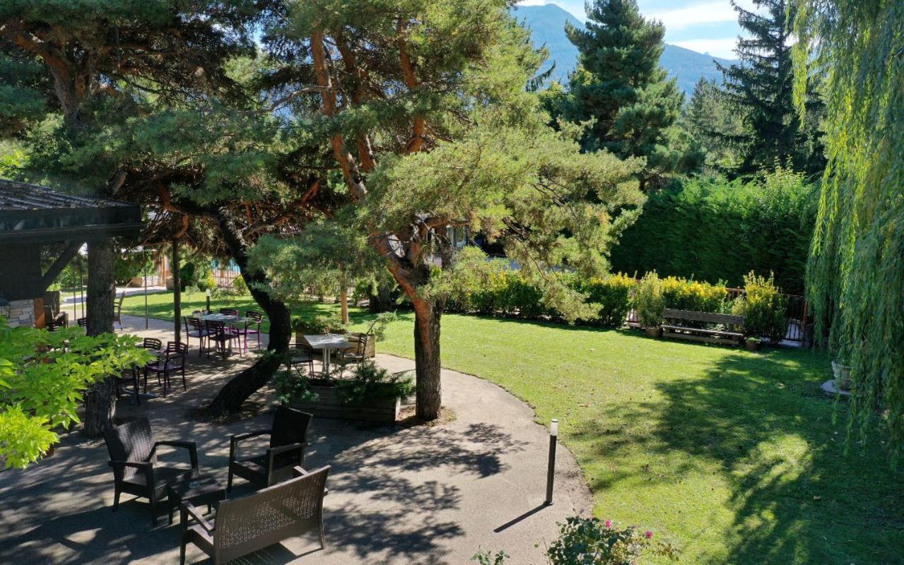 Logis Hotel Le Lac Амбрюн Екстериор снимка