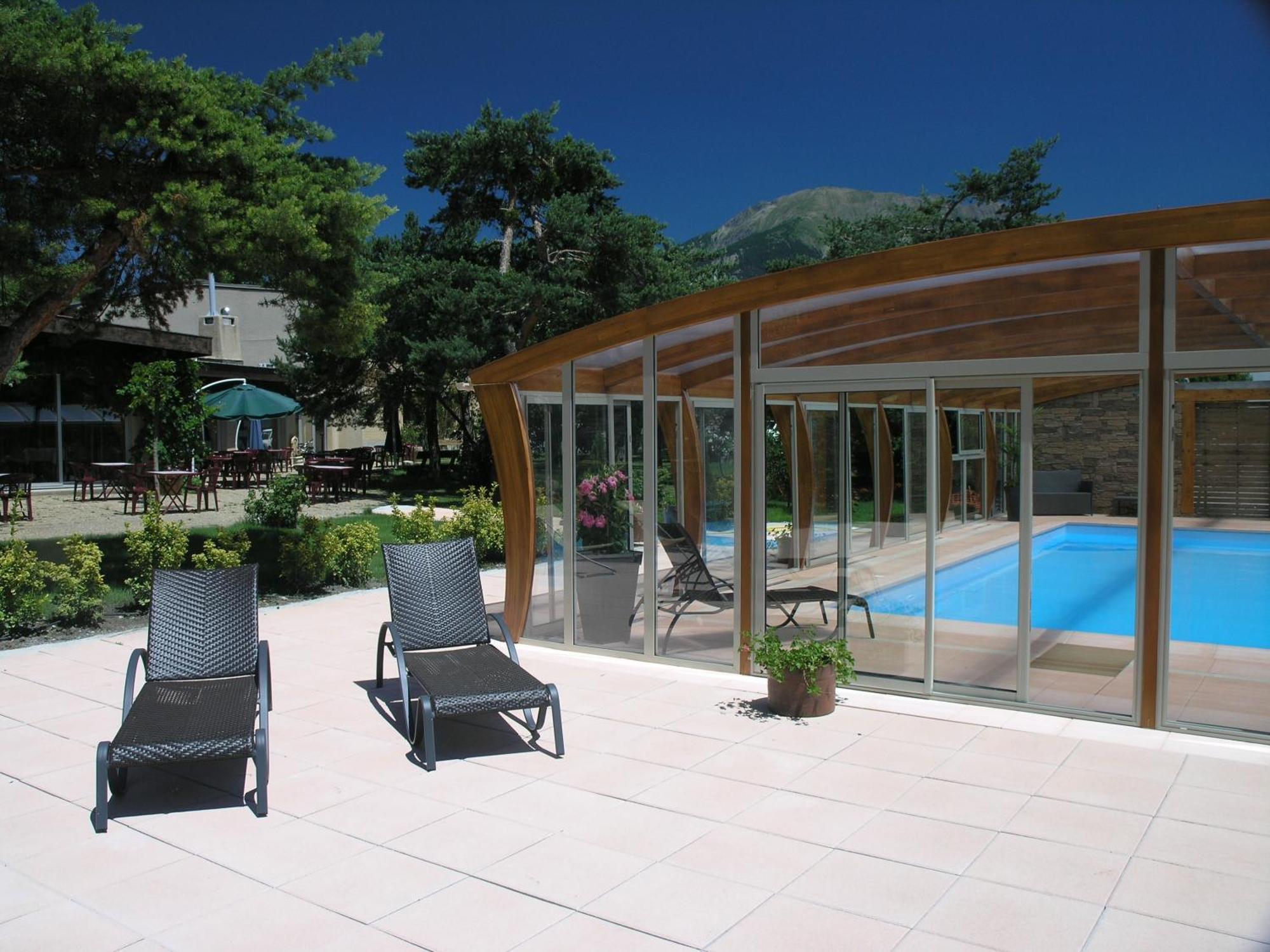 Logis Hotel Le Lac Амбрюн Екстериор снимка