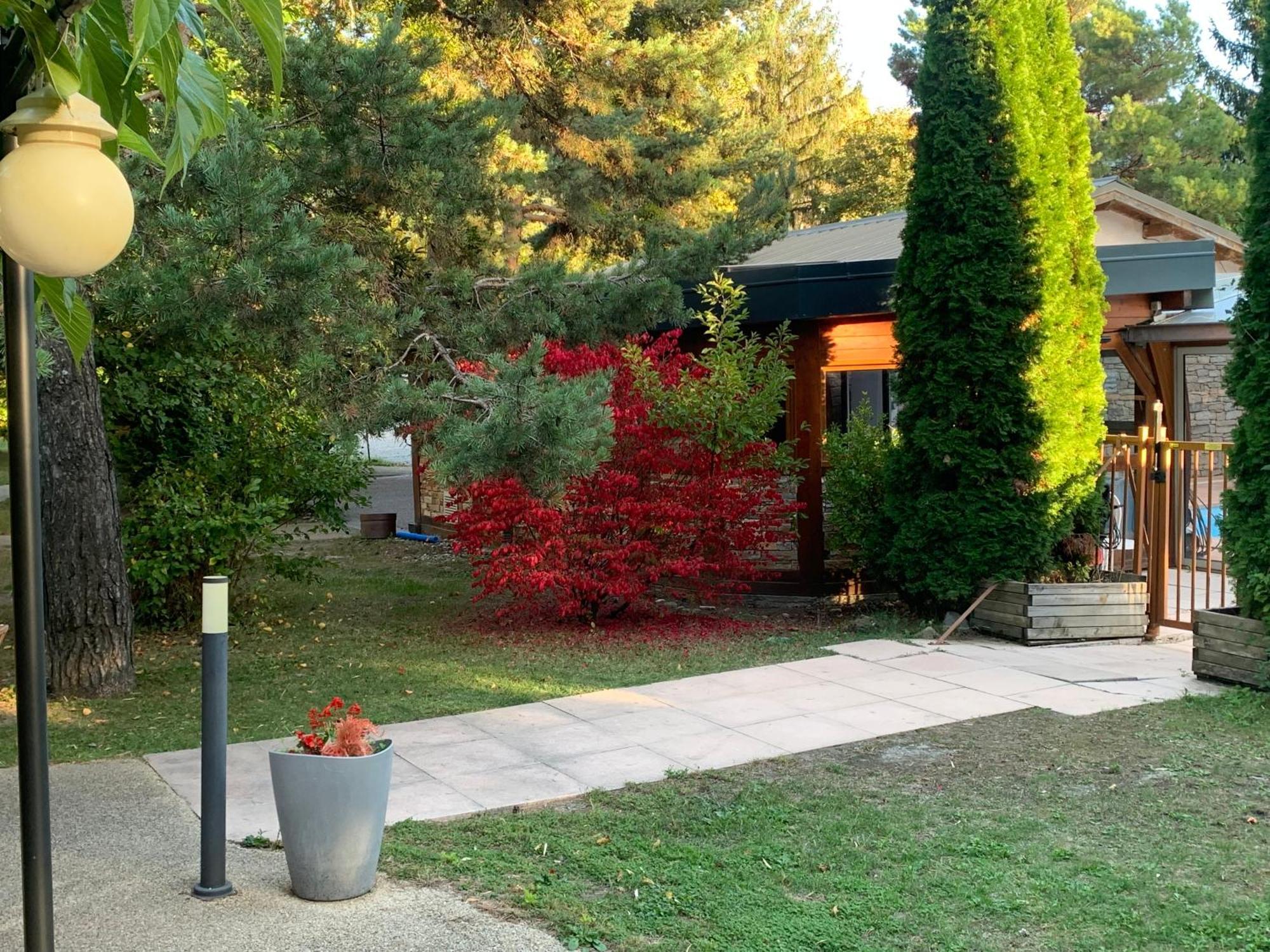 Logis Hotel Le Lac Амбрюн Екстериор снимка