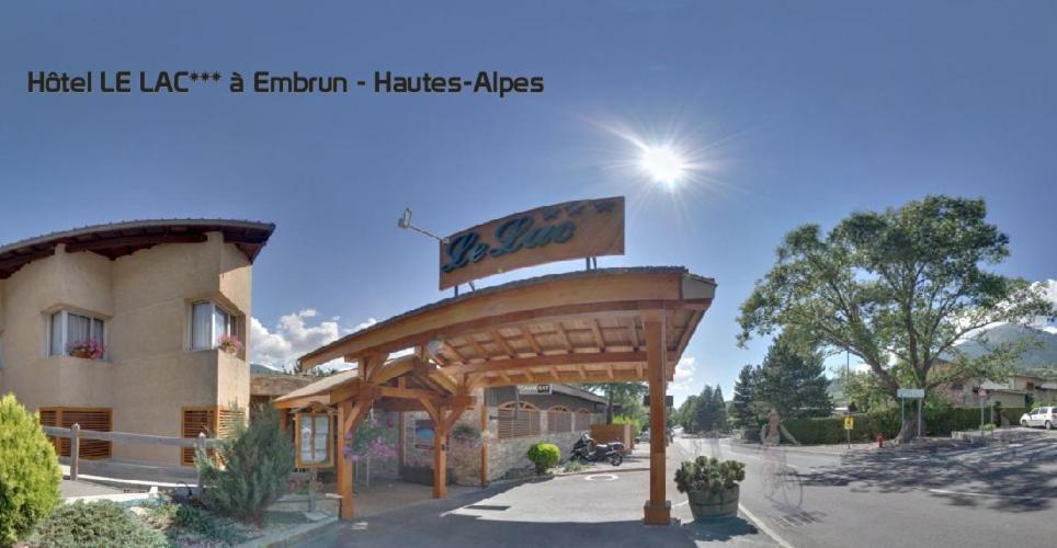 Logis Hotel Le Lac Амбрюн Екстериор снимка