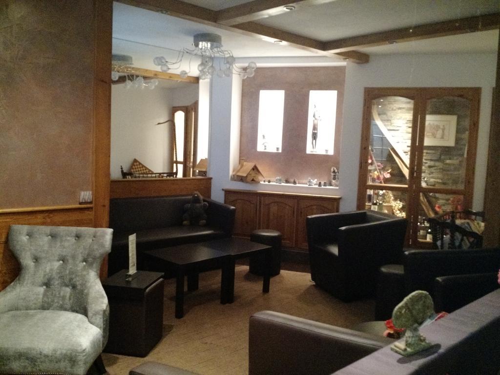 Logis Hotel Le Lac Амбрюн Екстериор снимка
