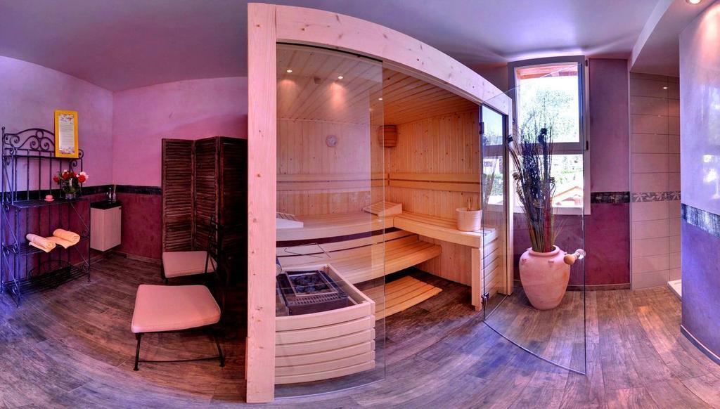 Logis Hotel Le Lac Амбрюн Екстериор снимка