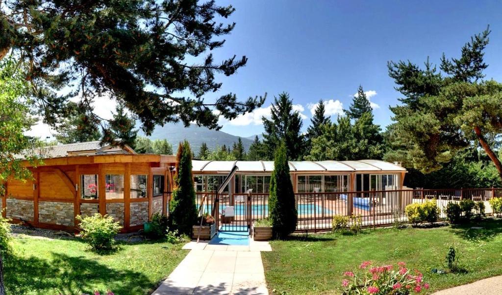 Logis Hotel Le Lac Амбрюн Екстериор снимка