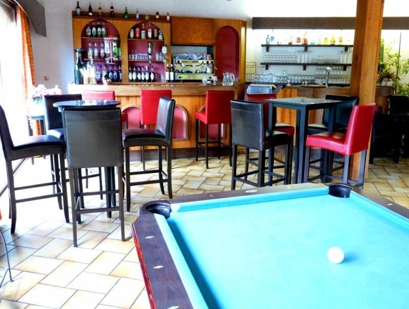 Logis Hotel Le Lac Амбрюн Екстериор снимка