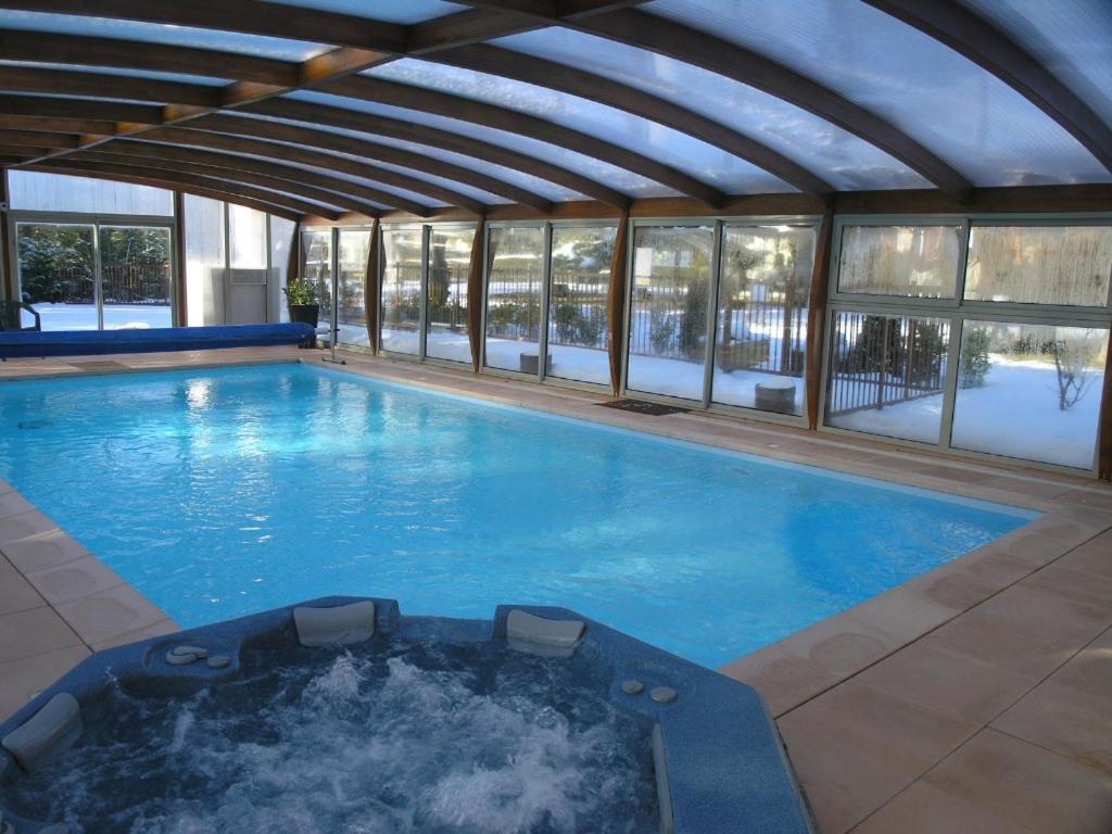Logis Hotel Le Lac Амбрюн Екстериор снимка